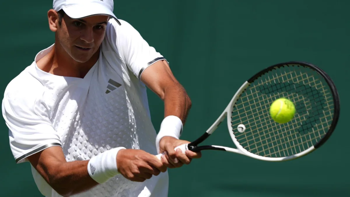 Jódar se estrena en Wimbledon con victoria y confirma su adaptación a la hierba