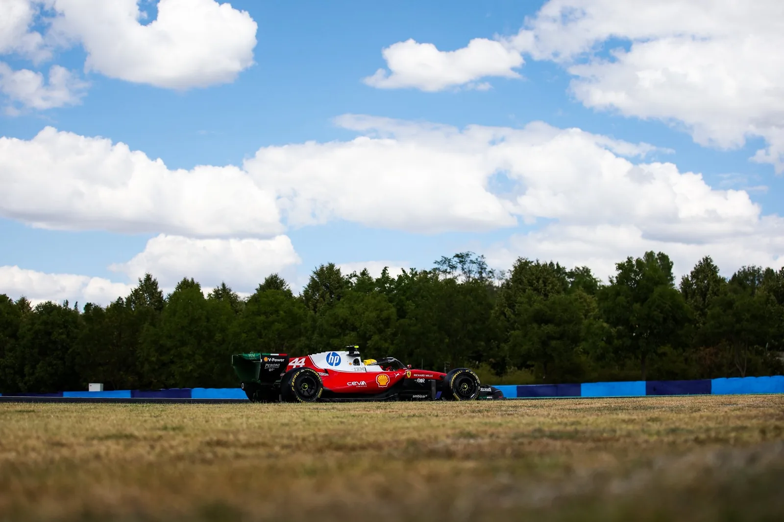 Hungaroring: Ferrari lidera Libres 2, Colapinto sufre accidente y Aston Martin prueba mejoras