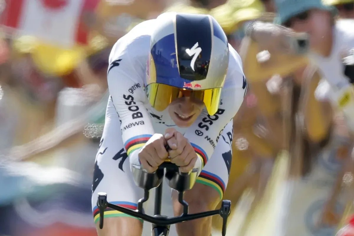 Evenepoel se impone en la contrarreloj del Tour de Francia