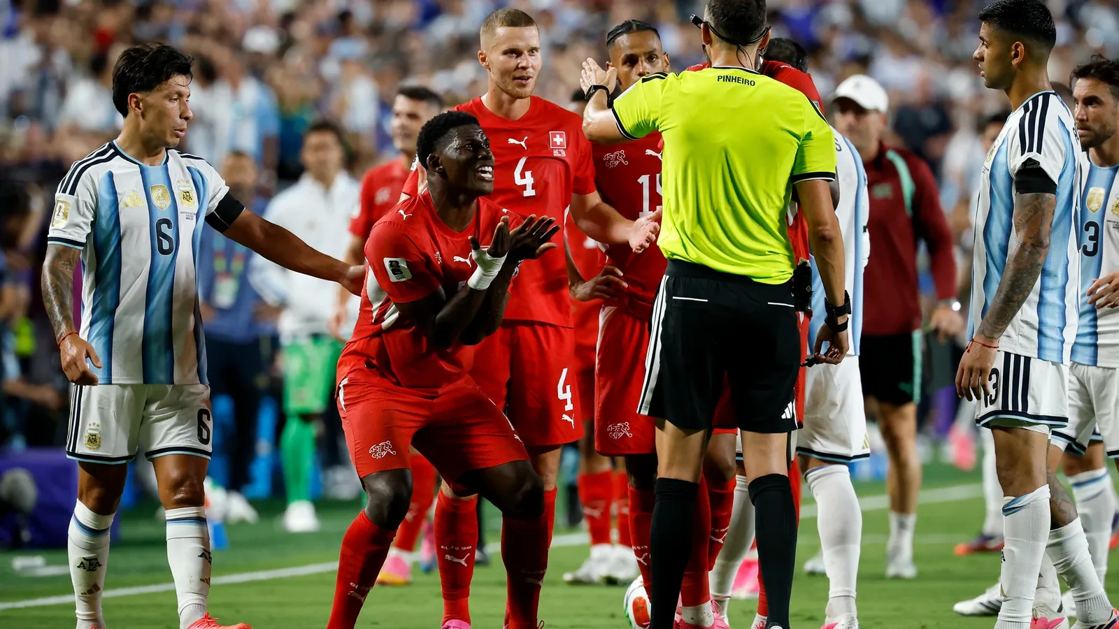 Kansas City: la expulsión de Embolo tras confusión de identidad en el partido contra Argentina
