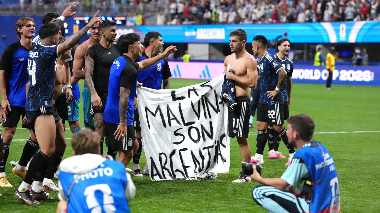 Jugadores argentinos despliegan pancarta de las Malvinas tras victoria contra Inglaterra