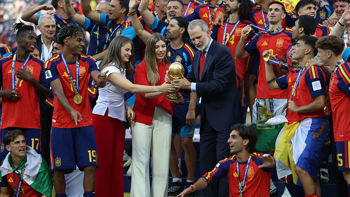 La princesa Leonor bromea con Ferran Torres tras su gol en la final del Mundial