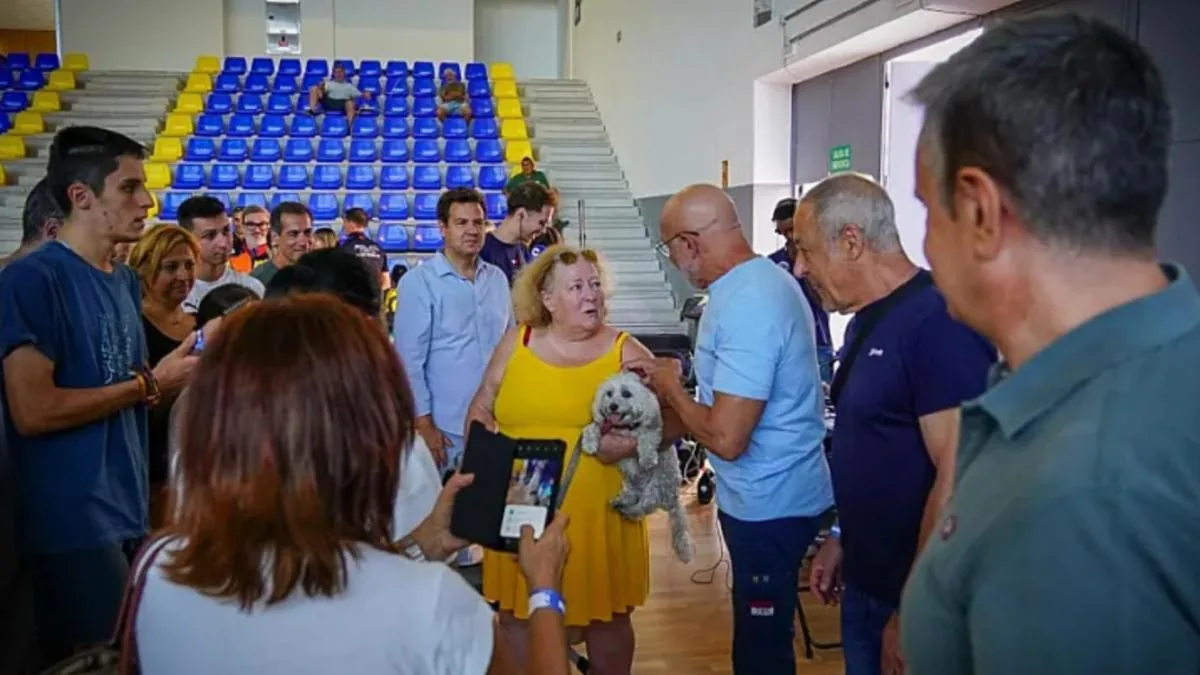 Las Rozas: Luis de la Fuente visita a los desalojados por los incendios y la RFEF ofrece apoyo