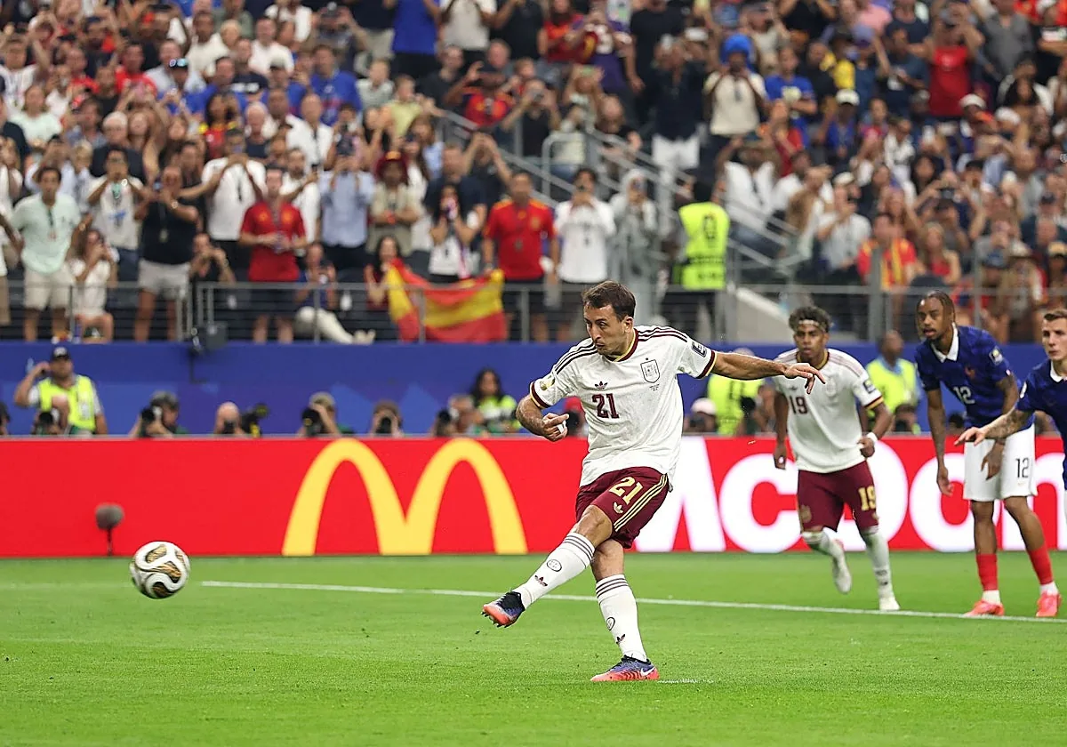 Un error defensivo de Lucas Digne en la semifinal de Dallas resultó en un penalti que Mikel Oyarzabal convirtió, adelantando a España en el marcador. La jugada clave se originó por la habilidad de Lamine Yamal, quien atacó el área, llevando a Digne a cometer una falta.