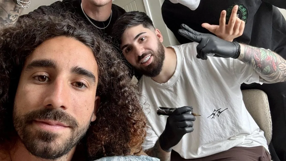 Cucurella cumple su promesa de tatuarse a Luis de la Fuente tras la victoria en el Mundial