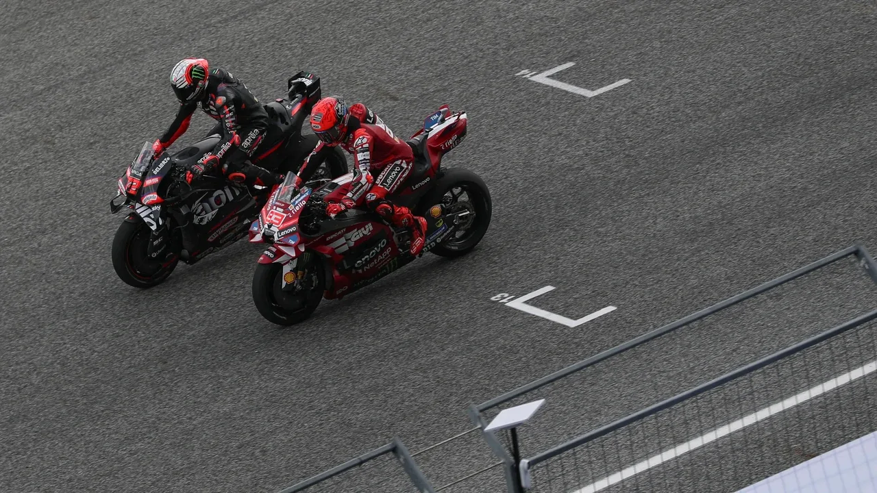 Marc Márquez defiende su posición y gana el Sprint en Aragón