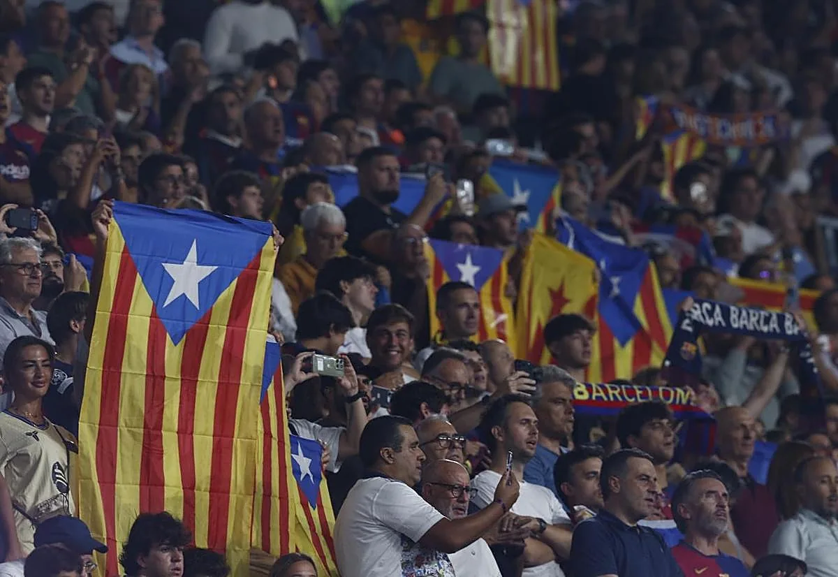 Camp Nou se llena de esteladas en el partido contra el Athletic