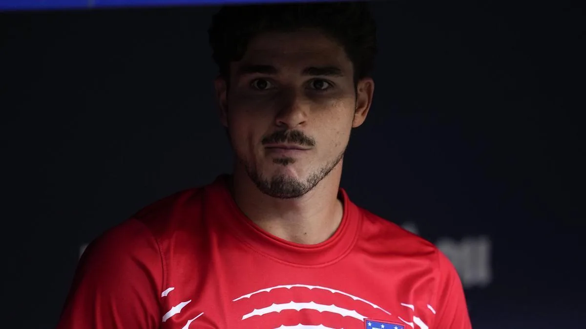 Julián Álvarez, baja en el Atlético por indisposición en medio de tensiones
